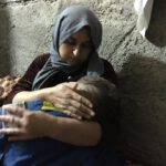 Der IS-Hölle entkommen – Mutter mit einem von drei behnderten Kindern; Foto: M. Koller