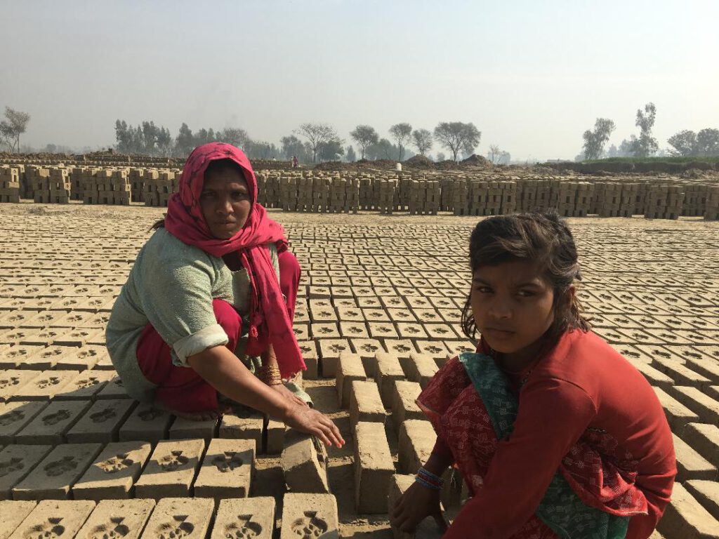 Foto: Michaela Koller | Christen sind von der Sklaverei ähnlichen Arbeitsverhältnissen in Pakistan besonders betroffen, wie hier in dieser Ziegelei, wo auch Kinder unter unwürdigen Bedingungen schuften müssen.
