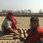 Foto: Michaela Koller | Christen sind von der Sklaverei ähnlichen Arbeitsverhältnissen in Pakistan besonders betroffen, wie hier in dieser Ziegelei, wo auch Kinder unter unwürdigen Bedingungen schuften müssen.